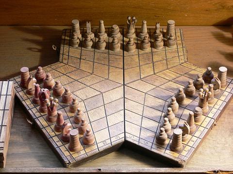 3_players_chessboard.JPG
